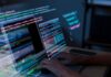 Experiencia-en-programacion-con-una-persona-que-trabaja-con-codigos-en-la-computadora