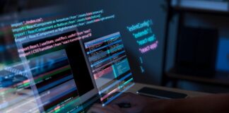Experiencia-en-programacion-con-una-persona-que-trabaja-con-codigos-en-la-computadora