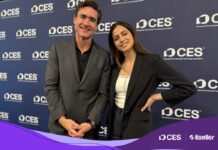 John-Kelley, Vicepresidente de CES y Director de la Exposición, y Grace Venes-Escaffi, Specialist, CES & Industry Communications