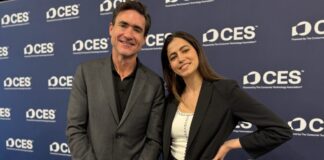 John-Kelley, Vicepresidente de CES y Director de la Exposición, y Grace Venes-Escaffi, Specialist, CES & Industry Communications