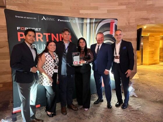Parte de los premiados en el marco del Fortinet Partner Forum de Quito.