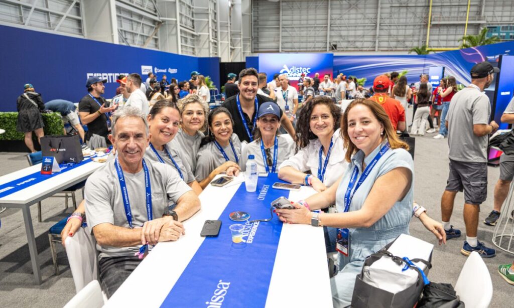 En primer plano, Marcelo Gardelin y Laura Spalla, Regional Sales Director SOLA, junto a parte del equipo del mayorista en Casa Adistec.