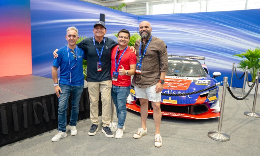 Marcelo Gardelin junto a Fabián Sperman, CEO de Adistec y parte del equipo del mayorista presente en el evento de Miami.