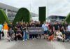 Gran Premio de Miami: El incentivo de Logitech para sus partners clave Grupo de ejecutivos de Logitech y partners posando en el Autódromo Internacional de Miami durante la Fórmula 1.