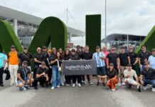 Grupo de ejecutivos de Logitech y partners posando en el Autódromo Internacional de Miami durante la Fórmula 1.
