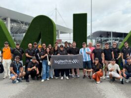 Grupo de ejecutivos de Logitech y partners posando en el Autódromo Internacional de Miami durante la Fórmula 1.