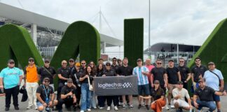 Grupo de ejecutivos de Logitech y partners posando en el Autódromo Internacional de Miami durante la Fórmula 1.