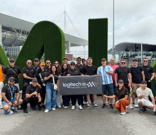 Grupo de ejecutivos de Logitech y partners posando en el Autódromo Internacional de Miami durante la Fórmula 1.