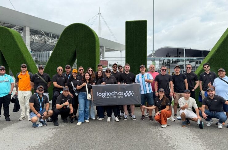 Grupo de ejecutivos de Logitech y partners posando en el Autódromo Internacional de Miami durante la Fórmula 1.