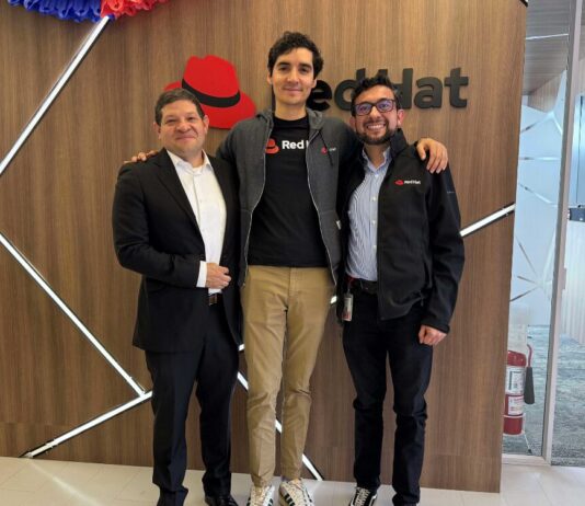 Juan Naranjo, Julio Edel Angulo y Jorge Niño, de Red Hat.