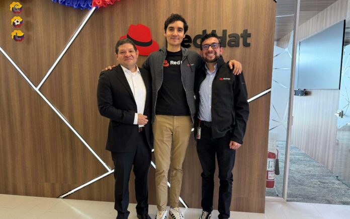 Juan Naranjo, Julio Edel Angulo y Jorge Niño, de Red Hat.