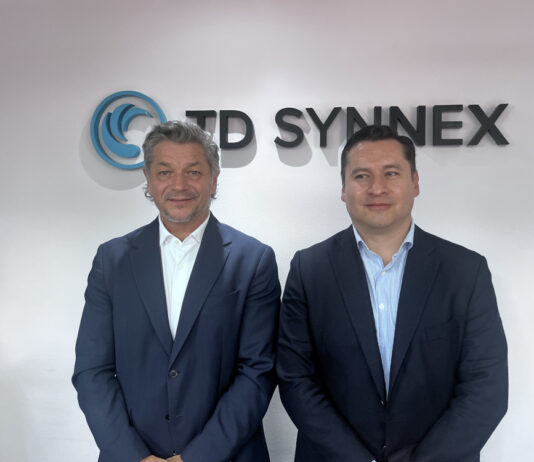 Darío Pariente, Senior Director de Endpoint Solutions para la región Multicountry Area (MCA); y Ricardo Caballero, General Manager Colombia y Ecuador; de TD SYNNEX.