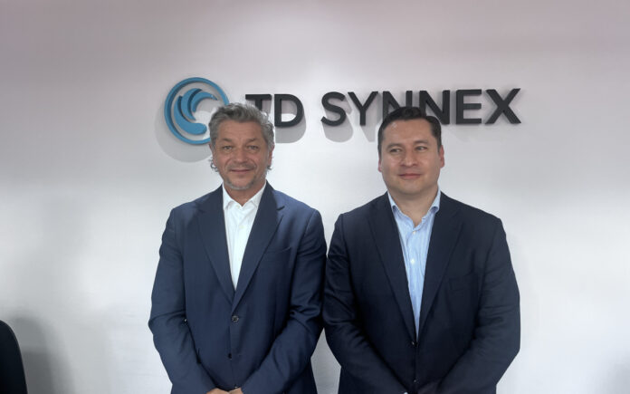 Darío Pariente, Senior Director de Endpoint Solutions para la región Multicountry Area (MCA); y Ricardo Caballero, General Manager Colombia y Ecuador; de TD SYNNEX.
