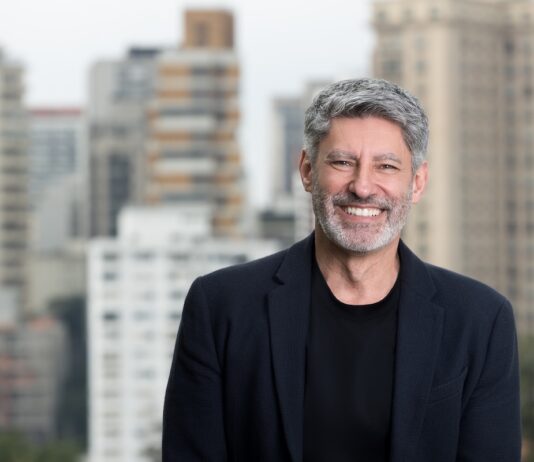 Retrato de João Bortone, nuevo Director General de Intel para América Latina, sonriendo a la cámara.