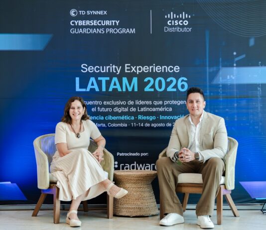 Uri Sánchez, Sr. Director Networking Vendor Business LATAM; y Claudia Cincotto, Sr. Director Security Vendor Business LATAM, en TD SYNNEX.