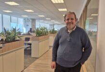 Hernán Neirotti, de Schneider Electric: «Darles a los clientes una solución llave en mano es fundamental» Hernán Neirotti, de Schneider Electric, en las oficinas de la compañía en Buenos Aires.